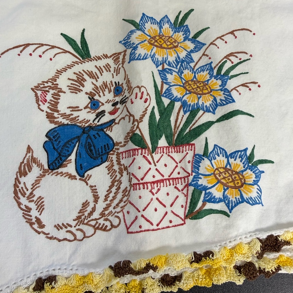 Pillow Cases (2) Embroidered Kitten Floral Linen Crochet Vintage - Picture 5 of 5